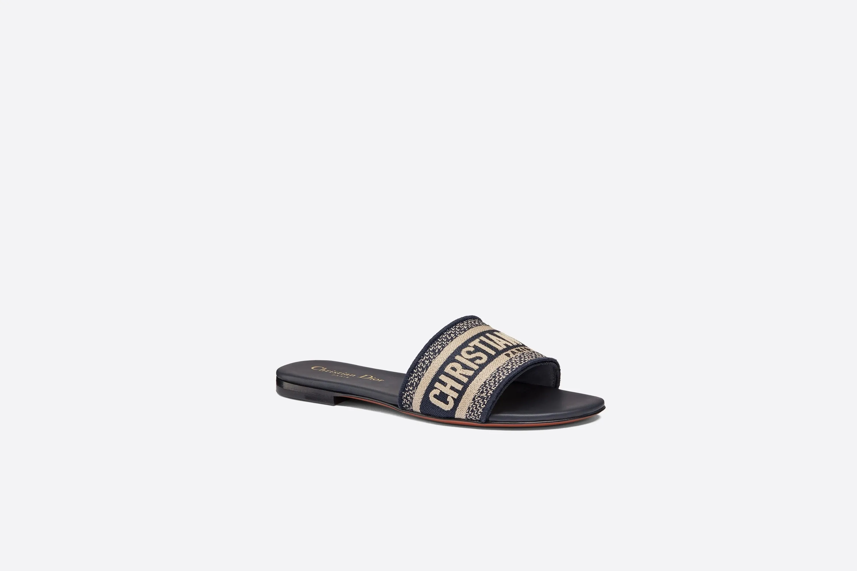 👟👟Ex-factory price 300👟👟 Dior women’s DWAY embroidered half-flops! Flat-soled slippers with letters for street wear. This year, Dor went crazy and changed designers. The whole style changed. Those who liked them quickly grabbed a pair as soon as possible! This knitted embroidered slipper is not just ordinary, comfortable and beautiful. It is a new series of three-dimensional letter embroidered slippers with a very stylish style. It is made with Dior Logo woven canvas embroidery technology! Fashionable touch! Flat slippers are classic, high-quality and glamorous masterpieces. The most popular spring and summer series in the counter are both temperamental, fashionable, classic and attractive. The design style is particularly beautiful on the feet∽ Whether it is a beach vacation or daily wear, it is absolutely full of freshness! ❤️Density embroidery, exquisite ogo texture and delicate lambskin midsole are super comfortable! This must-have item for summer, whether it is a beach vacation or daily wear, it is definitely full of freshness! Made in China with rubber sole and colorful hard box packaging, the high-end and luxurious feel is clear at a glance! Code number: 35——40 41 42 customized color, black, pink, gray